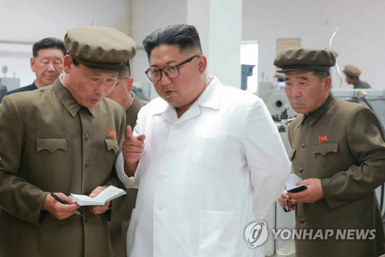 김정은 북한 국무위원장이 함경북도 기계공장을 시찰 중이다. [연합뉴스]